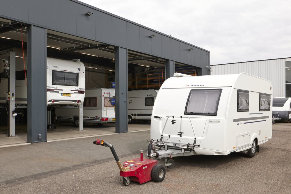 Voor onderhouder- en herstelwerkzaamheden worden caravans de werkplaats ingereden met deze handige machines. 