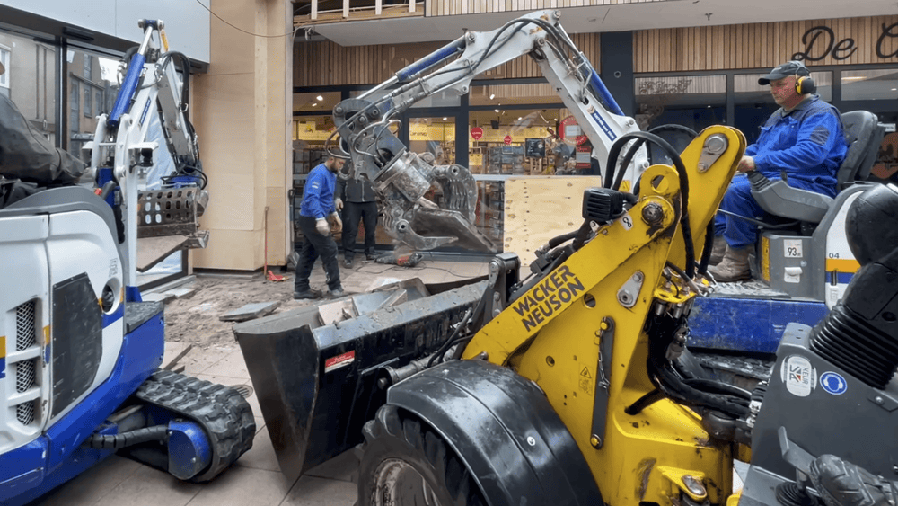 Anton van Dijk uit Woerden verzorgde de sloopwerkzaamheden van de oude vloer in Winkelcentrum Amstelplein.