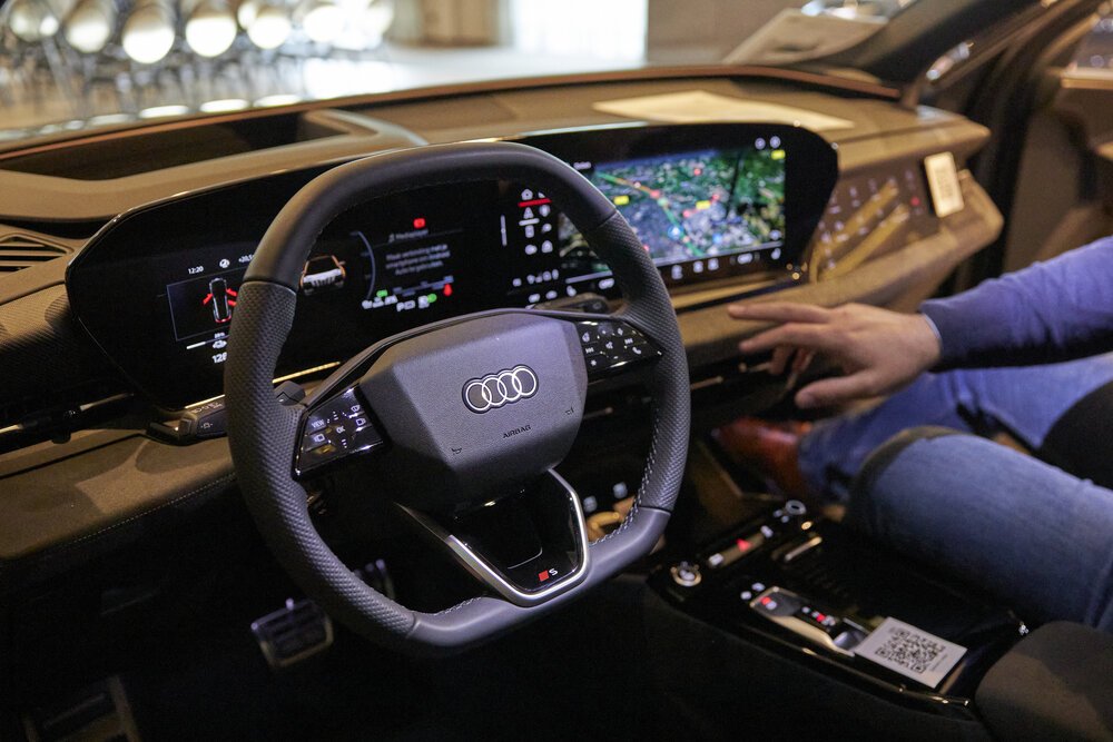 Interieur met multimediasystemen in de Audi Q6 e-tron.