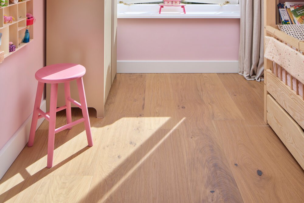 Kinderkamer met handgeschaafde plankenvloer.