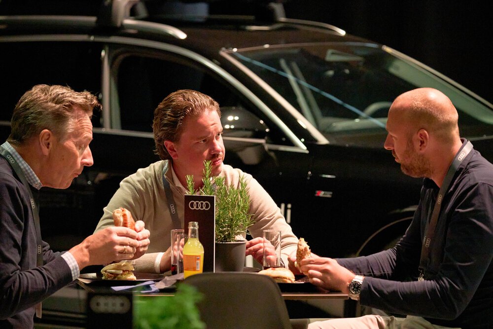 Lunchen tussen nieuwe auto's.