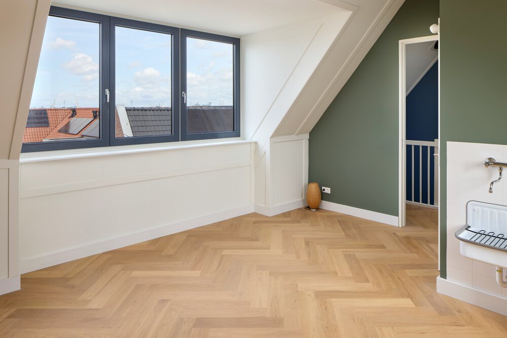 De bovenste verdieping toont dezelfde rust en eenheid als de begane grond door consistentie van de eiken houten visgraatvloer.