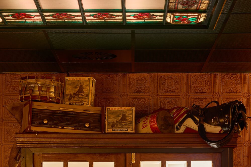 Authentieke accessoires voegen toe aan het unieke sfeervolle karakter van dit horeca-interieur.