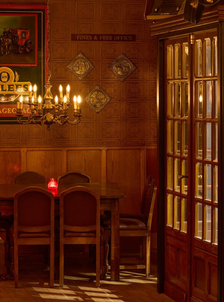 Van horeca-interieur naar moderne bedrijfsruimte: deze entree is in stijl.