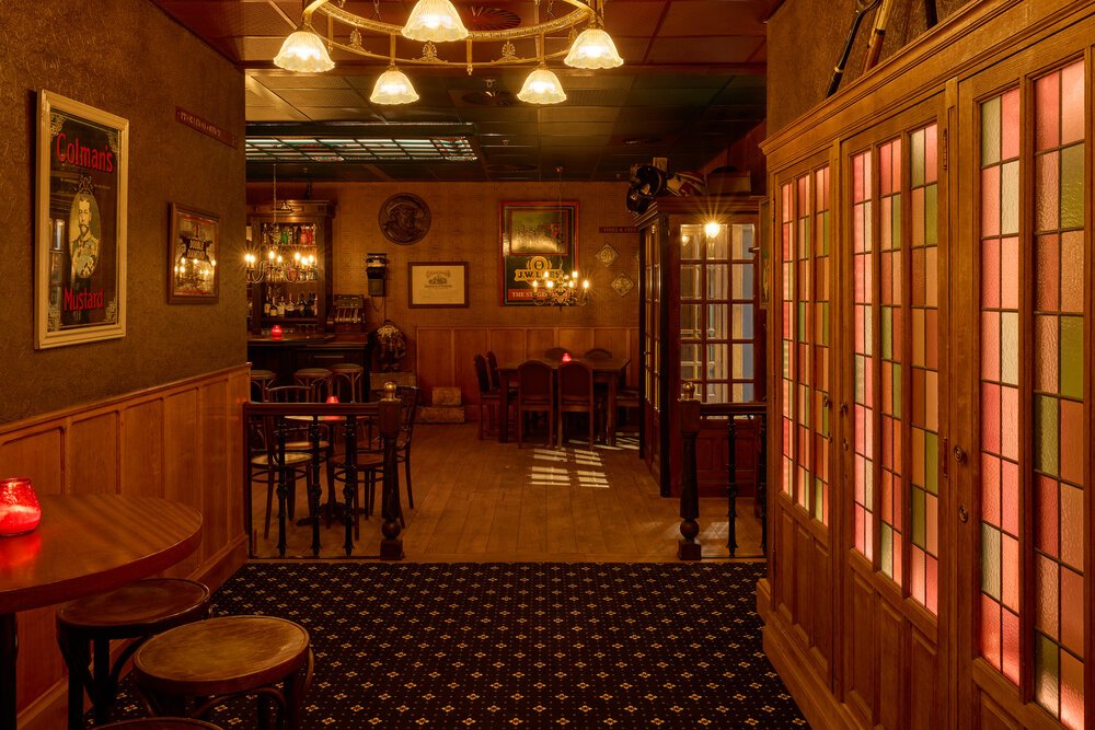 Spel- en speelruimte met decoratieve wandbekleding.