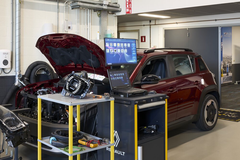 Renault 4 krijgt nieuwe koplampen.