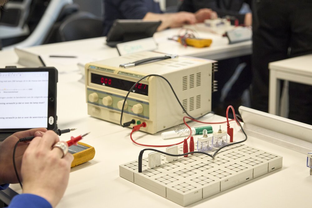 Elektronische circuits maken en meten.