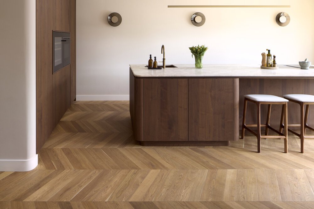 Interieur met Eiken houten vloer in Hongaarse punt met houten keukenmeubelen.