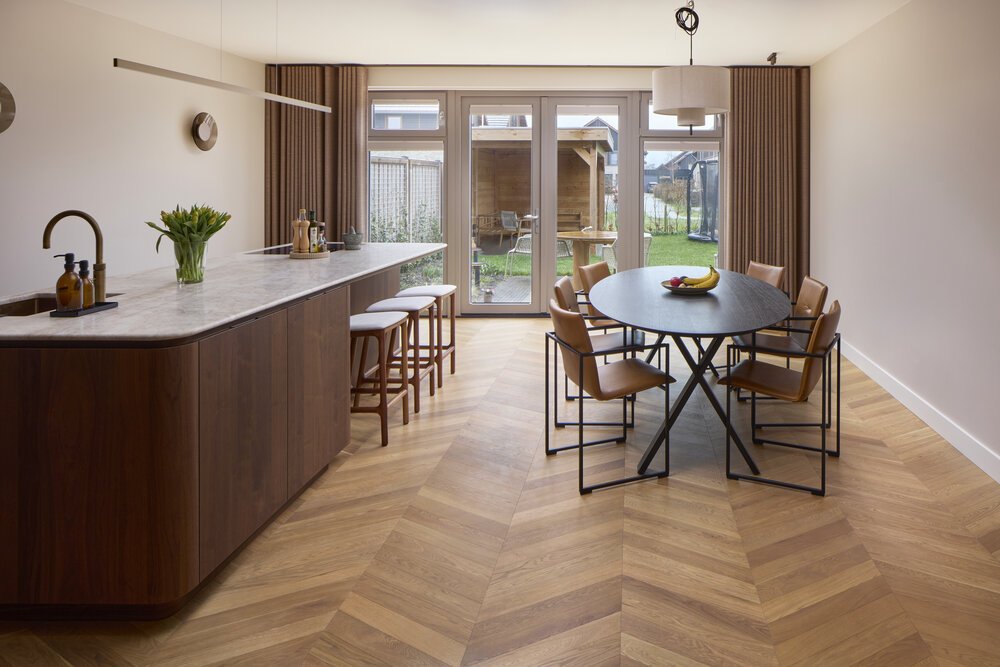 Overzichtfoto het interieur met houten vloer.