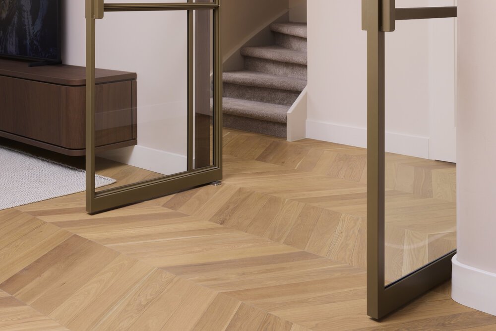 Detailfoto van de vloer met de bekleede trap.