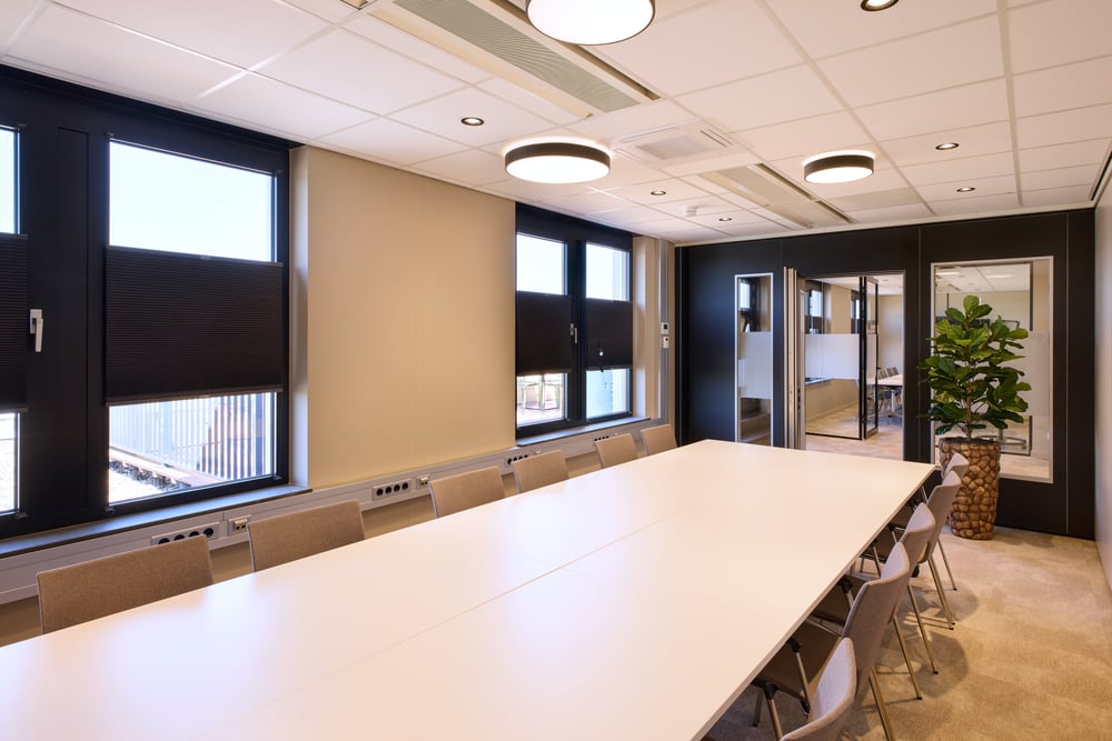 Dezelfde ruimte met gesloten tussenwand levert twee kleinere ruimtes op: deel 2.