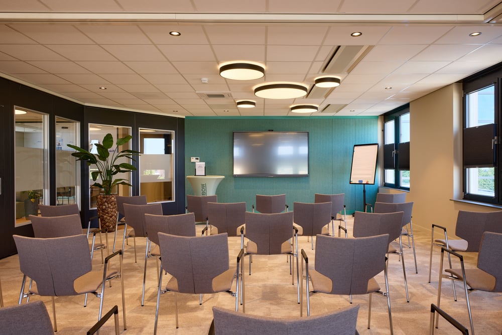 Met tussenruimte open en andere opstelling van stoelen: theateropstelling genoemd.