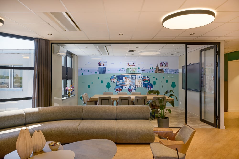 Vanuit centrale ruimte: Canvas met praatplaat op de muur.