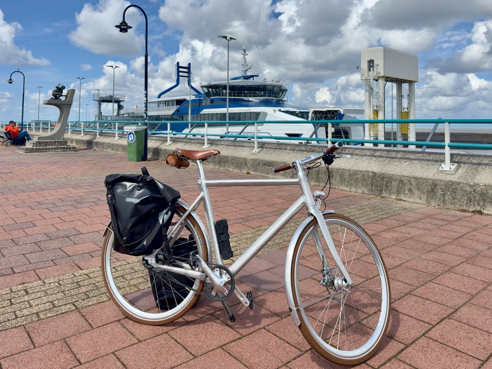 Op de kade in Harlingen met mijn bepakte fiets.