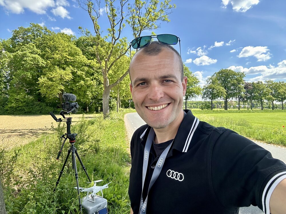Wachten op nieuwe Audi-modellen om deze te filmen met drone, en twee filmcamera's op de grond, tegelijkertijd. 