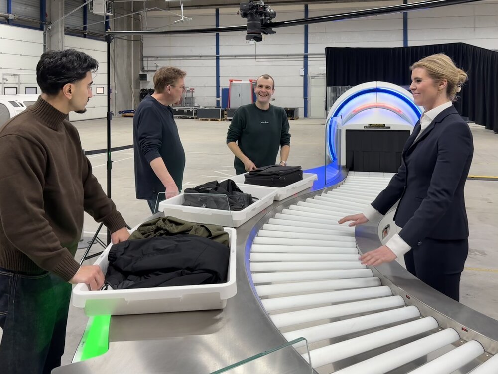 Regisseren van acteurs tijdens opnames productfilm.